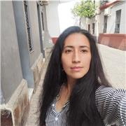 Soy colombiana, tengo título profesional en danza, y vivo en Sevilla, mi experiencia ha sido sobre todo con niños entre los 4 y 10 años de edad, sin embargo, no tengo un límite de edad para enseñar a quien desee aprender a danzar.
